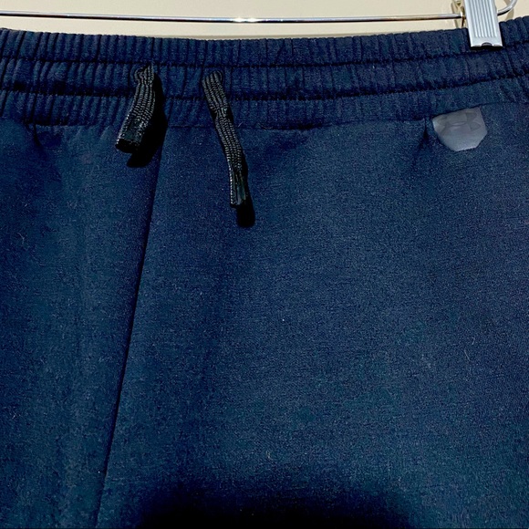 Under Armour || Fitted woman’s Black sweatpants size large - Picture 5 of 11